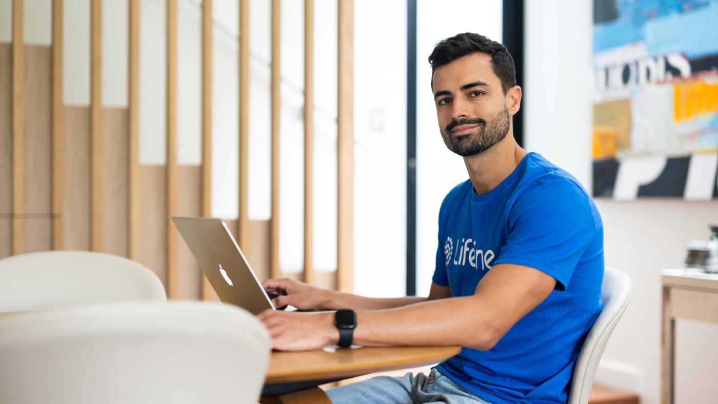 Crisis supporter - male